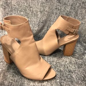 Vera Wang classic tan heels
